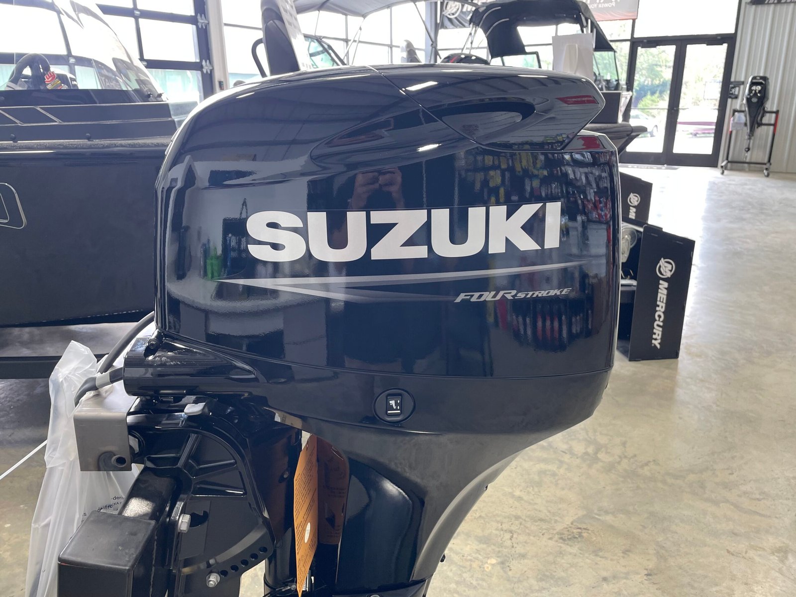Suzuki 50HP 4-Stroke EFI Outboard - Image 4