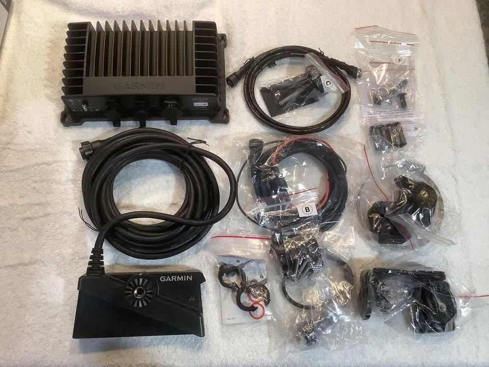 Garmin LiveScope Plus LVS34 + GLS10 Bundle
